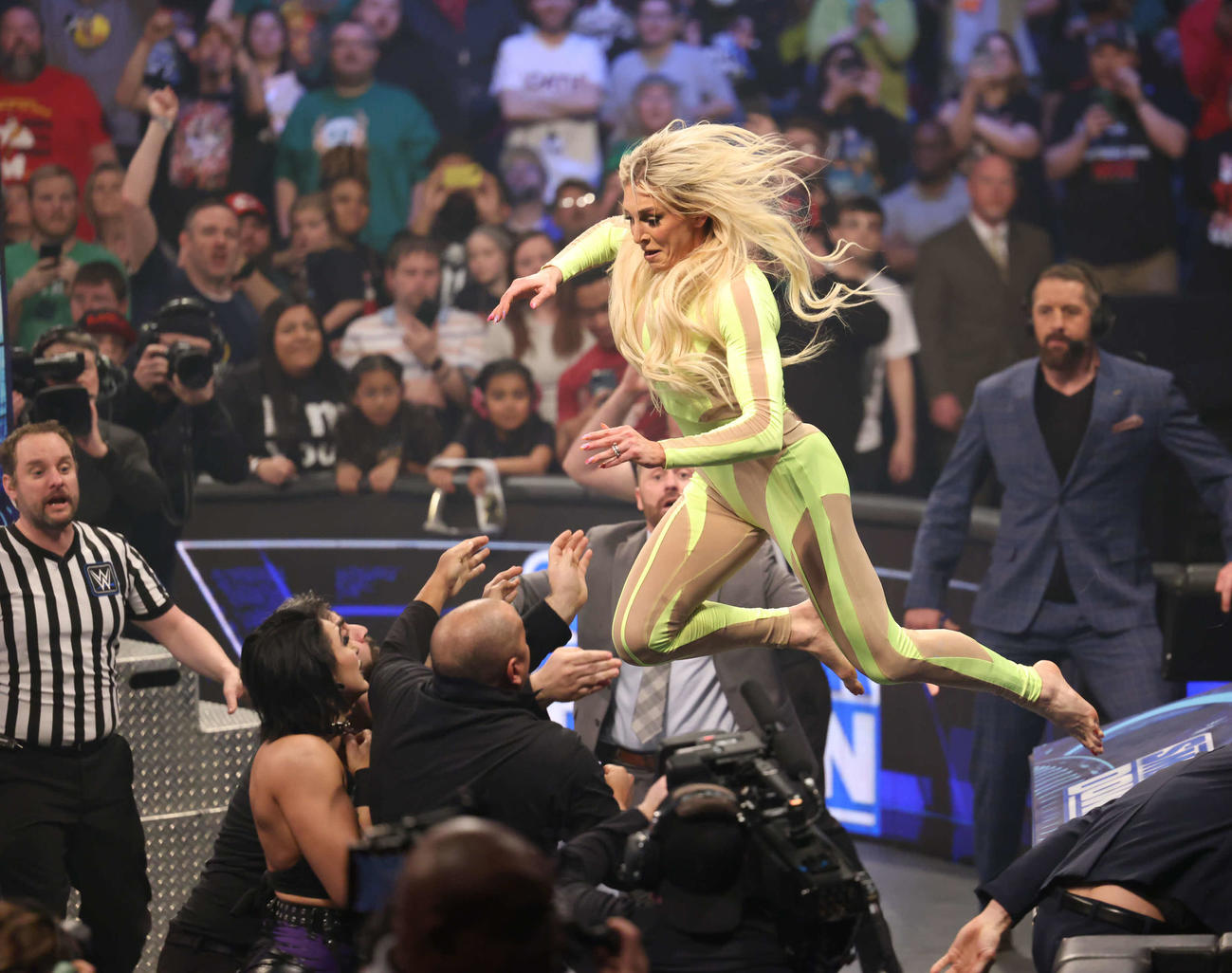 リア・リプリー（左端）にボディーアタックを狙うシャーロット・フレアー（C）2023 WWE, Inc. All Rights Reserved.