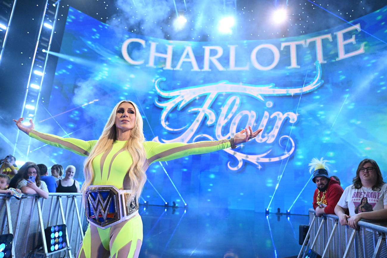 入場するスマックダウン女子王者シャーロット・フレアー（C）2023 WWE, Inc. All Rights Reserved.