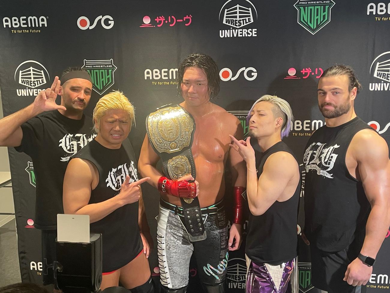 GHCヘビー級王座で、王者の清宮海斗に勝利し、新王者に輝いたジェイク・リー（中央）とイケメン集団のGLG（グッド・ルッキング・ガイ）