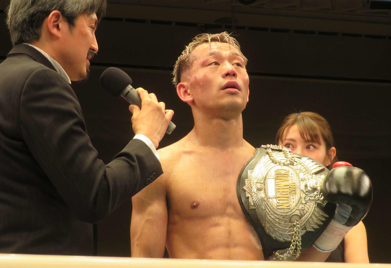 勝利者インタビューを受ける日本バンタム級王者堤聖也（右）