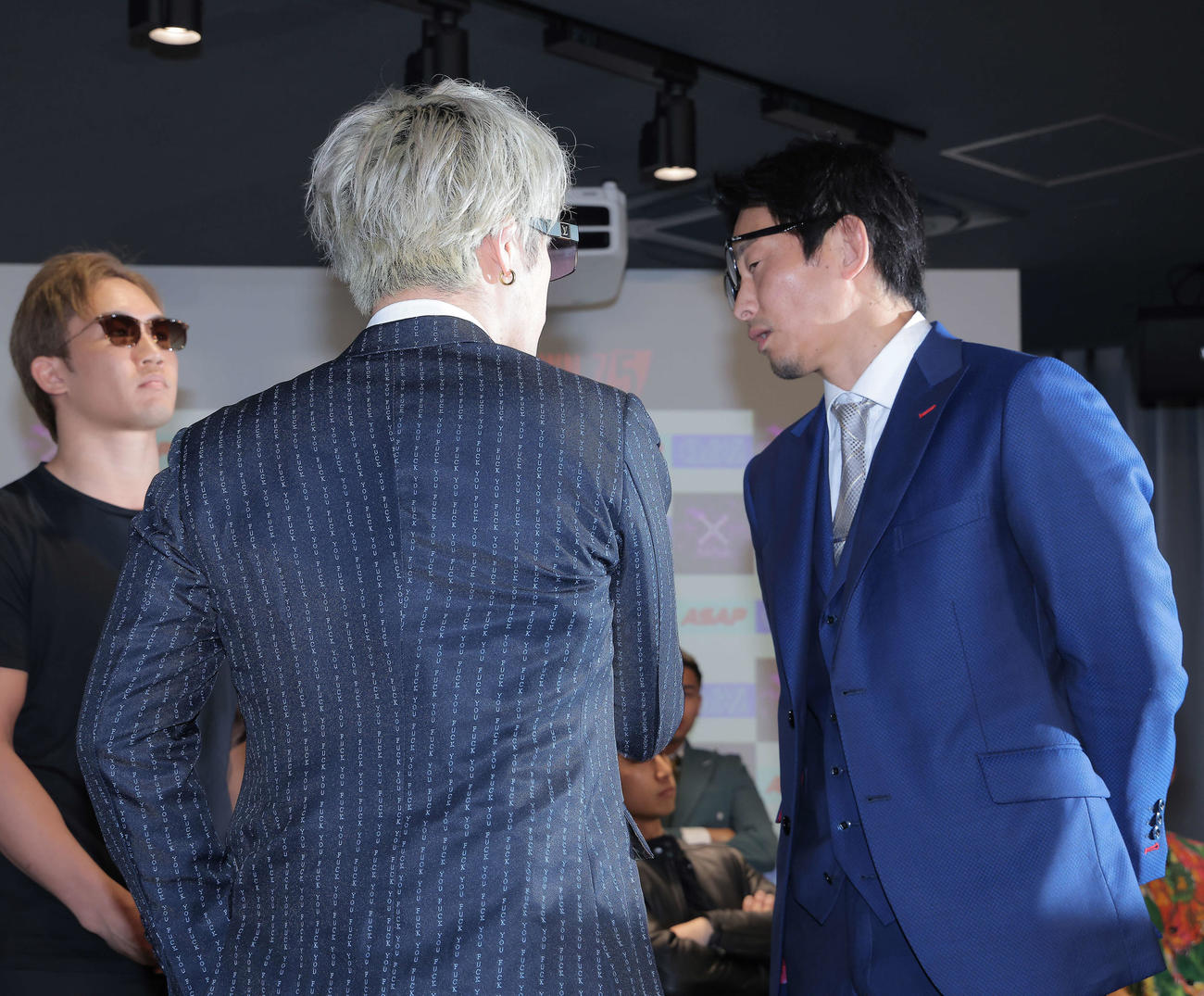 「BreakingDown7．5」記者会見で、ジョリー（手前左）は啓之輔に平手打ちを見舞う。後方左は朝倉未来（撮影・河田真司）
