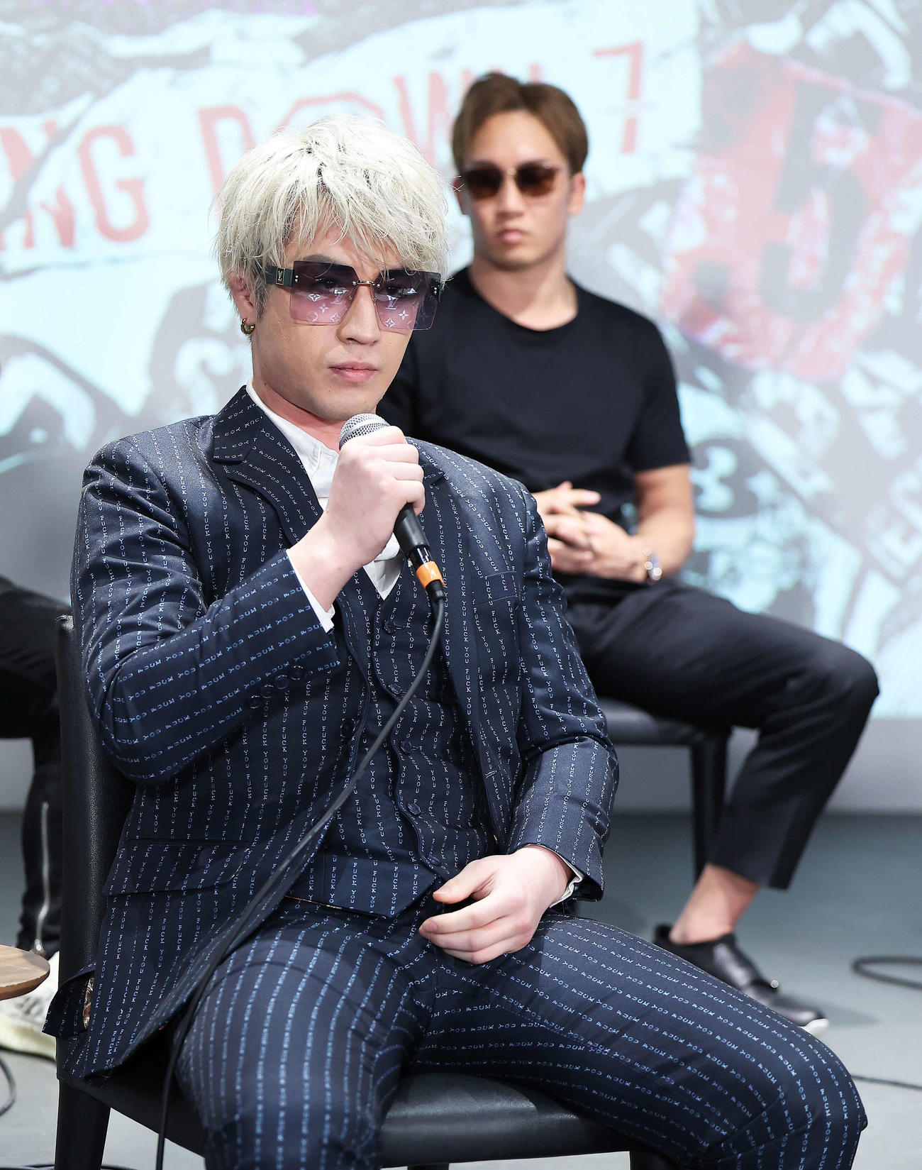 記者の質問に答えるジョリー。後方は朝倉未来（撮影・河田真司）