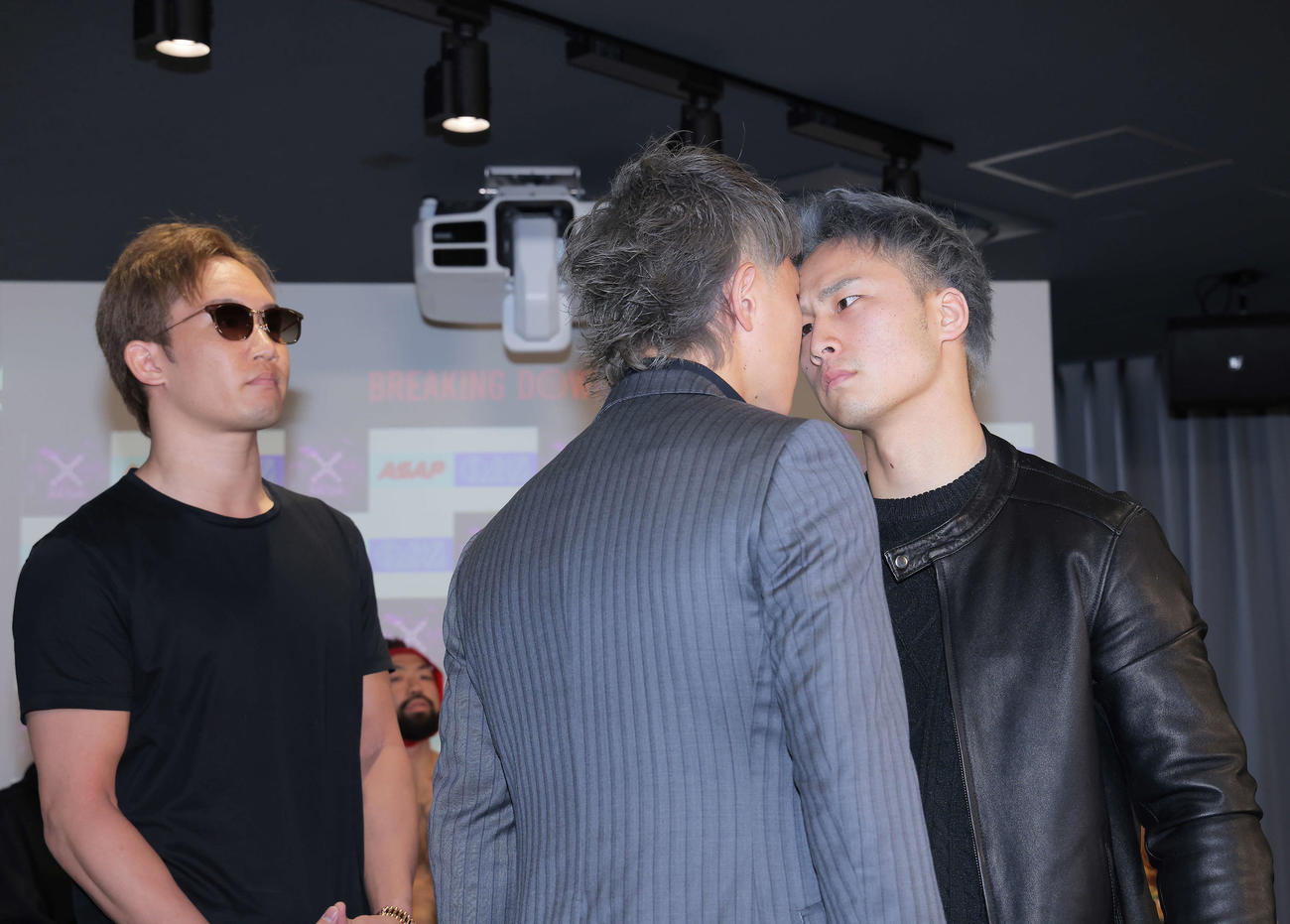 「BreakingDown7．5」記者会見でにらみ合う冨沢大智（中央）とダンチメン・あつき。左は朝倉未来（撮影・河田真司）
