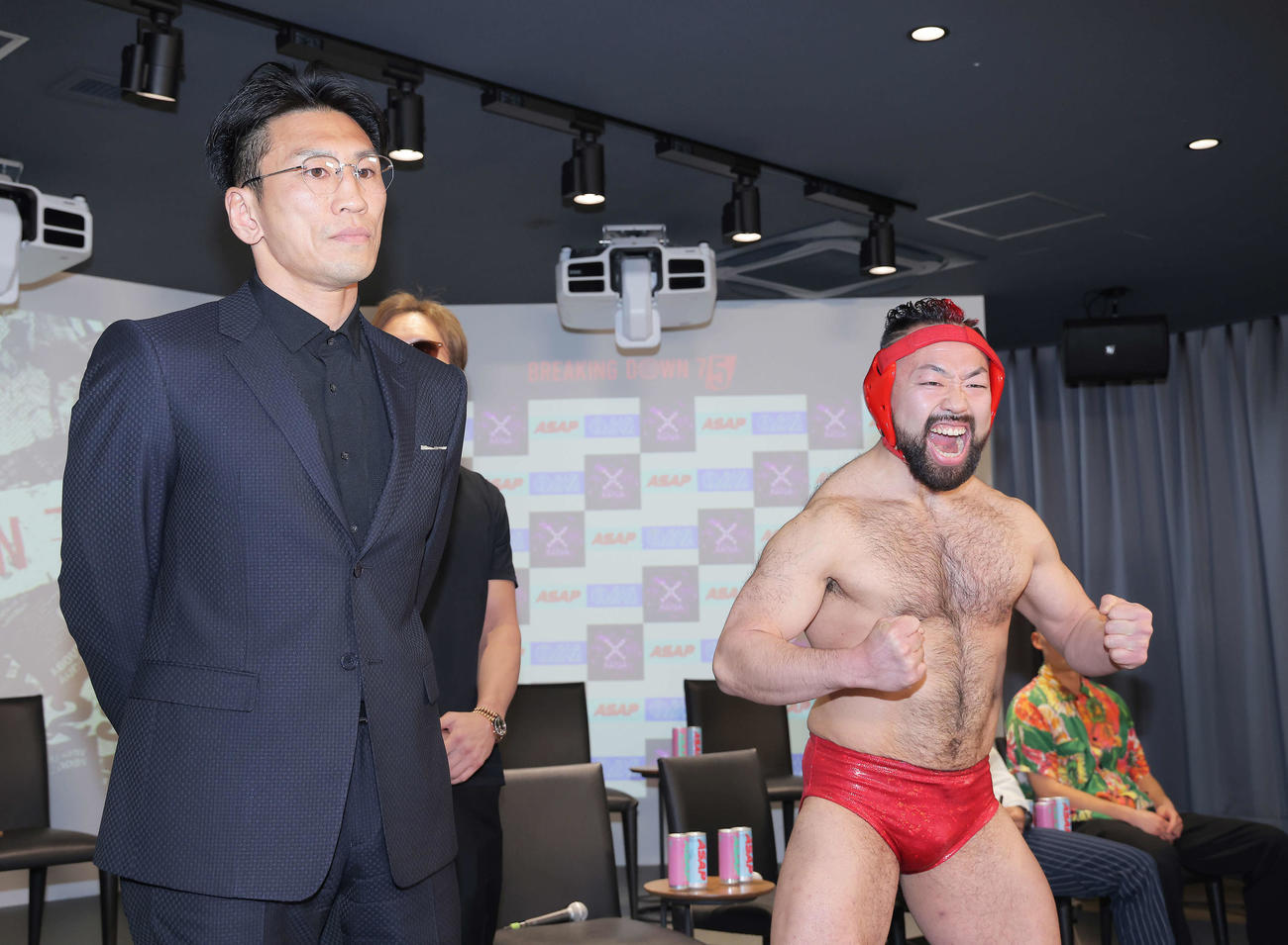 「BreakingDown7．5」の第4試合で戦う秀虎（左）と八須拳太郎（胸毛ニキ）（撮影・河田真司）