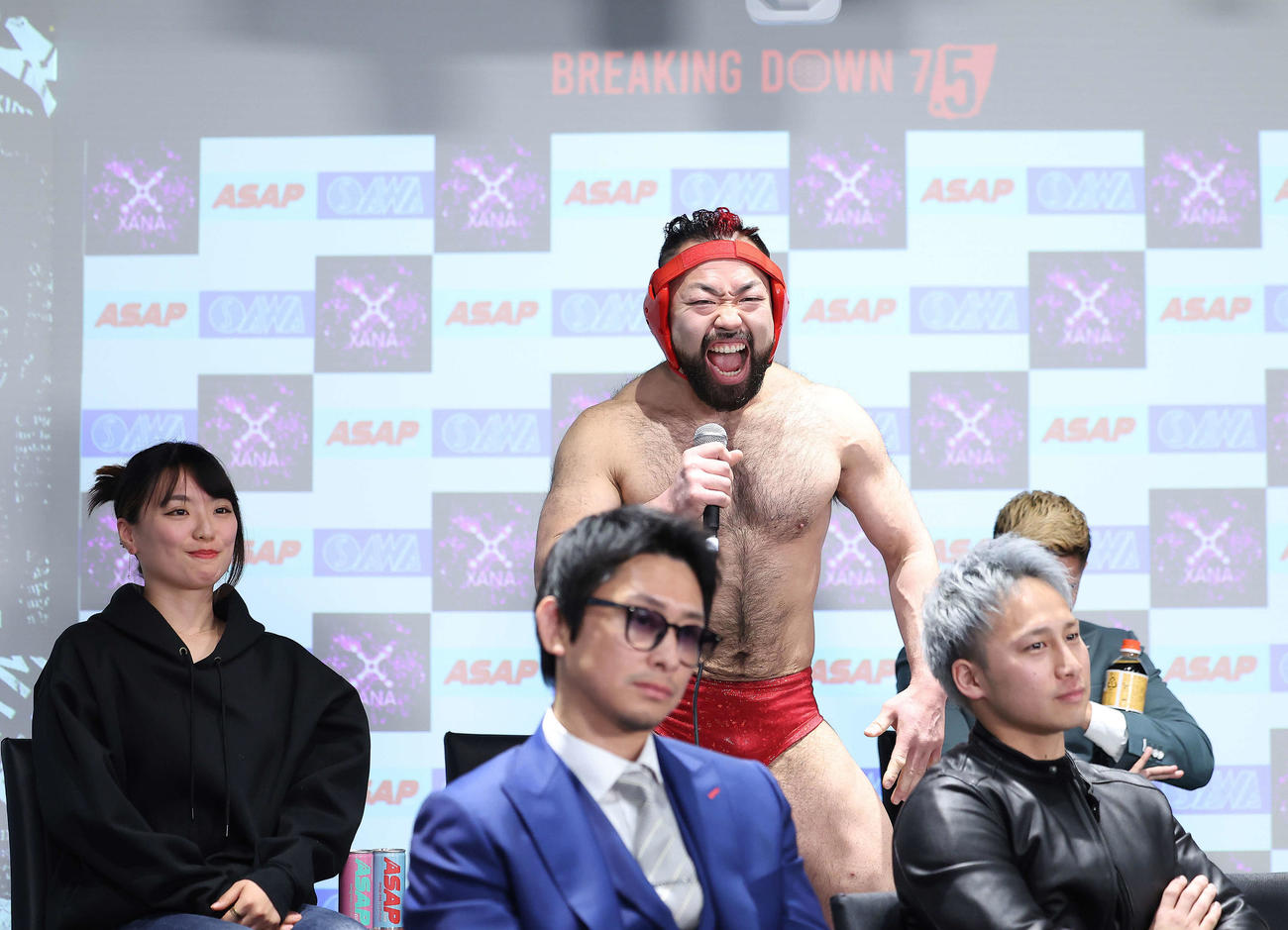 「BreakingDown7．5」記者会見で、質問に答える八須拳太郎（胸毛ニキ）（中央）（撮影・河田真司）