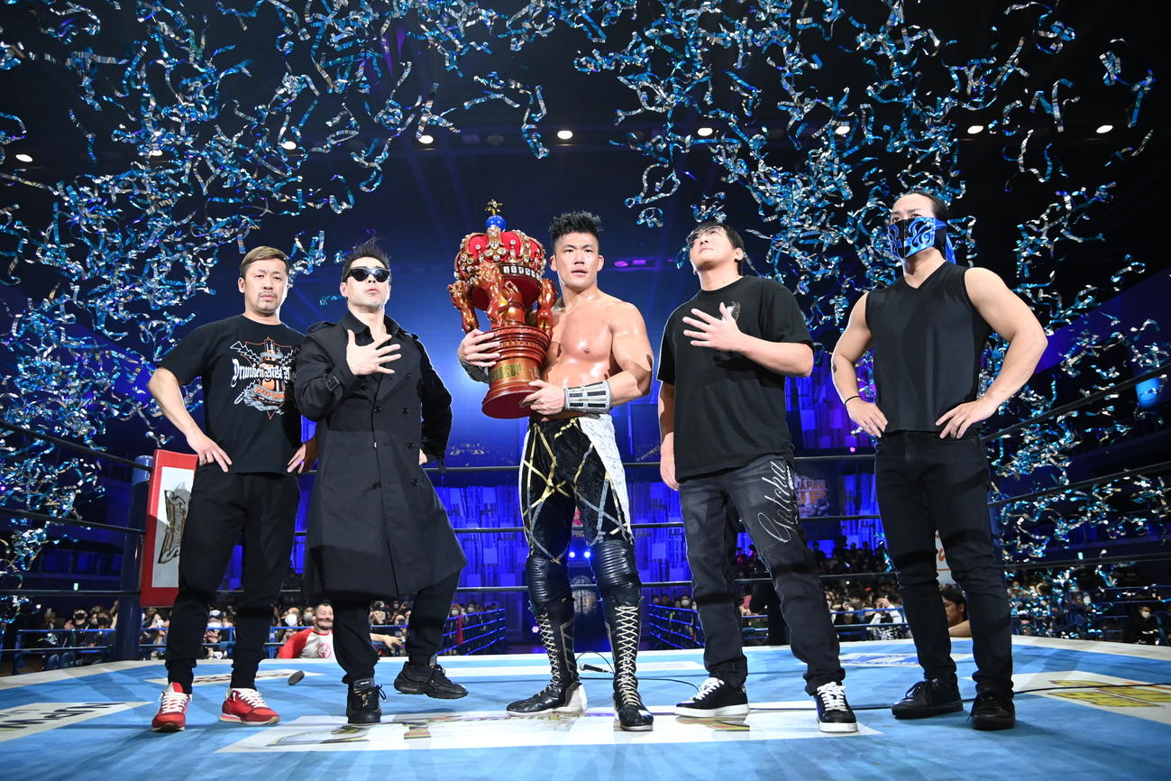 NEW JAPAN CUPを初優勝した、Just 5 GuysのSANADA（中央）（新日本プロレス提供）