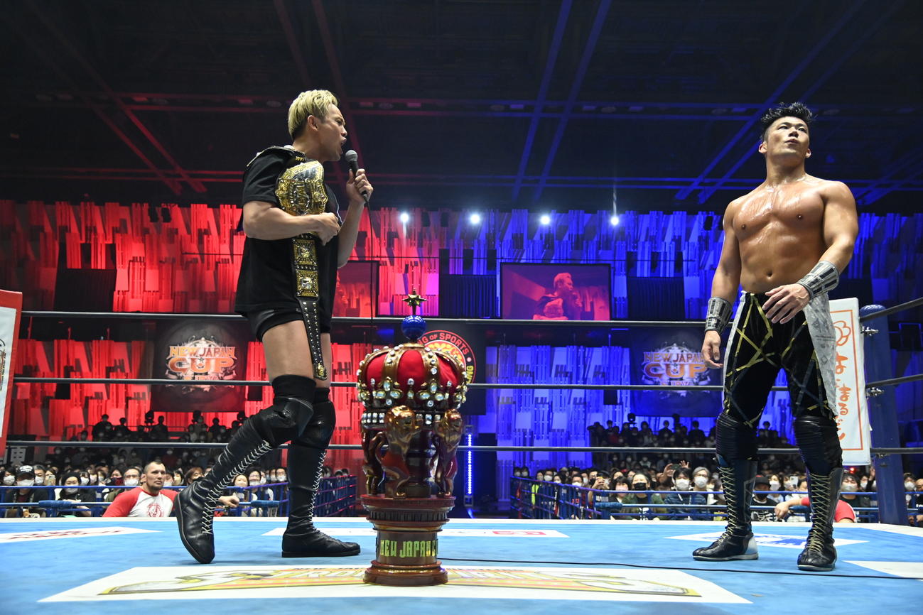 NEW JAPAN CUPを初優勝し、IWGP世界ヘビー級王座へ挑戦するSANADA（右）と、王者のオカダ・カズチカ（新日本プロレス提供）