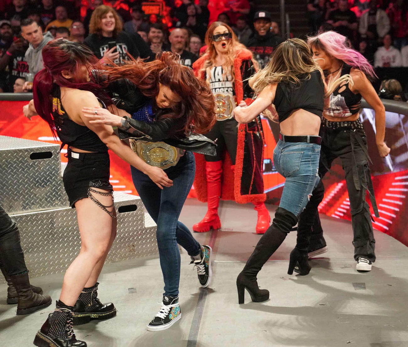 途中乱入してきたリタ（左から2番目）に襲われたイヨ・スカイ（左端）（C）2023 WWE, Inc. All Rights Reserved.