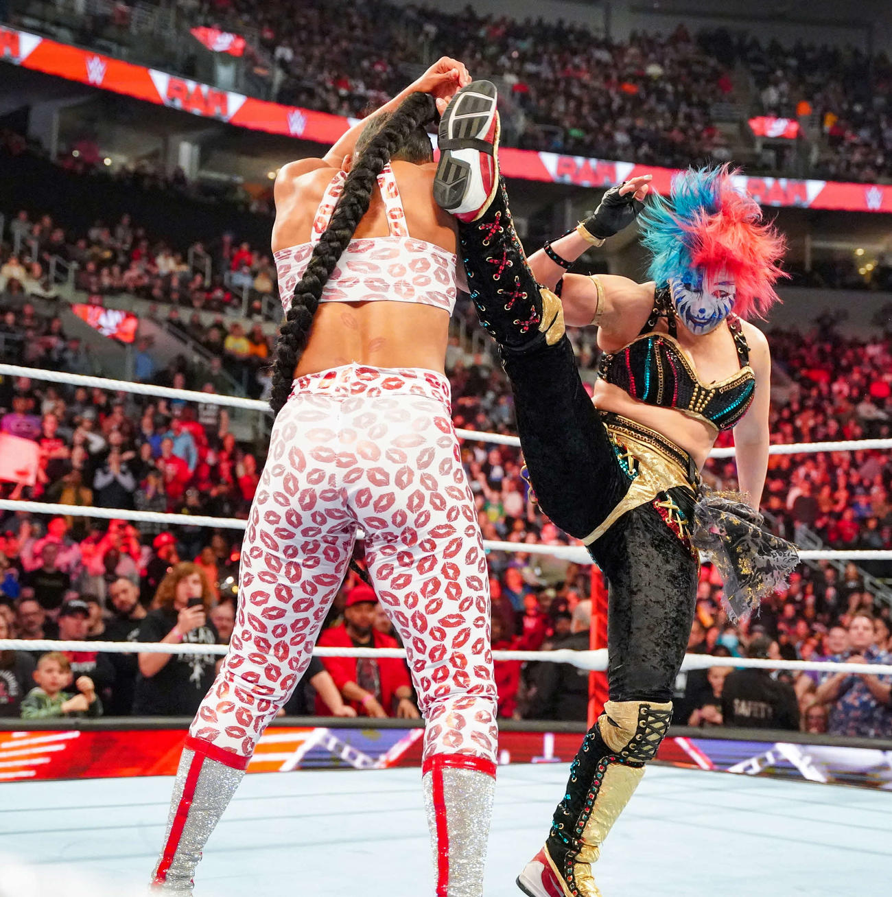 タッグ戦を組んだロウ女子王者ビアンカ・ブレア（左）を回し蹴りで倒すアスカ（C）2023 WWE, Inc. All Rights Reserved.