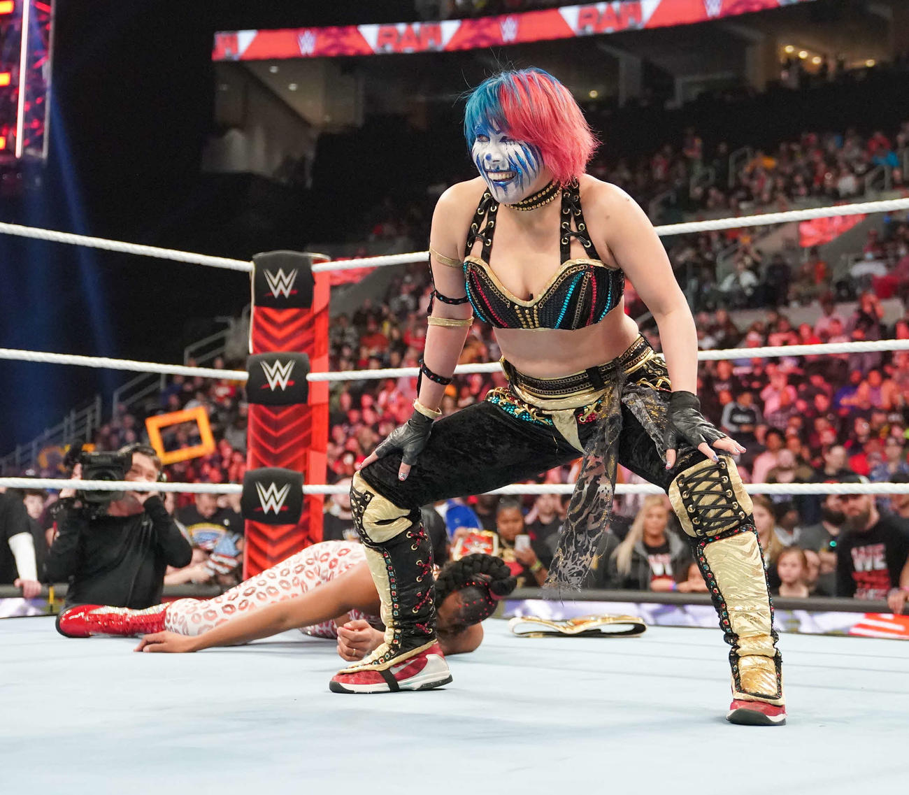 ロウ女子王者ビアンカ・ブレア（左奥）をマットに倒し、不敵な笑みをみせたアスカ（C）2023 WWE, Inc. All Rights Reserved.