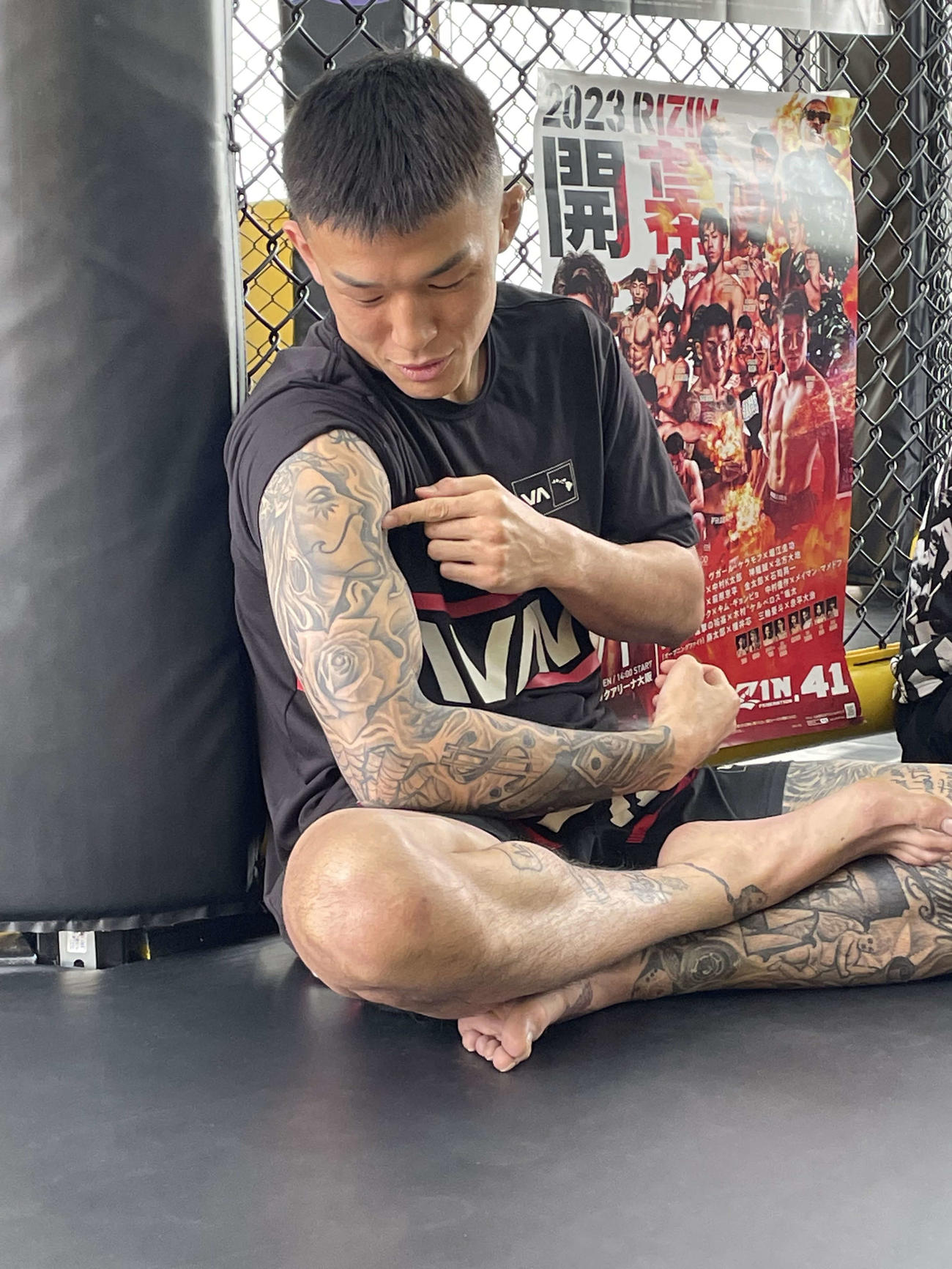 4・1の「RIZIN.41」に向けた公開練習後、タトゥーを紹介する萩原京平