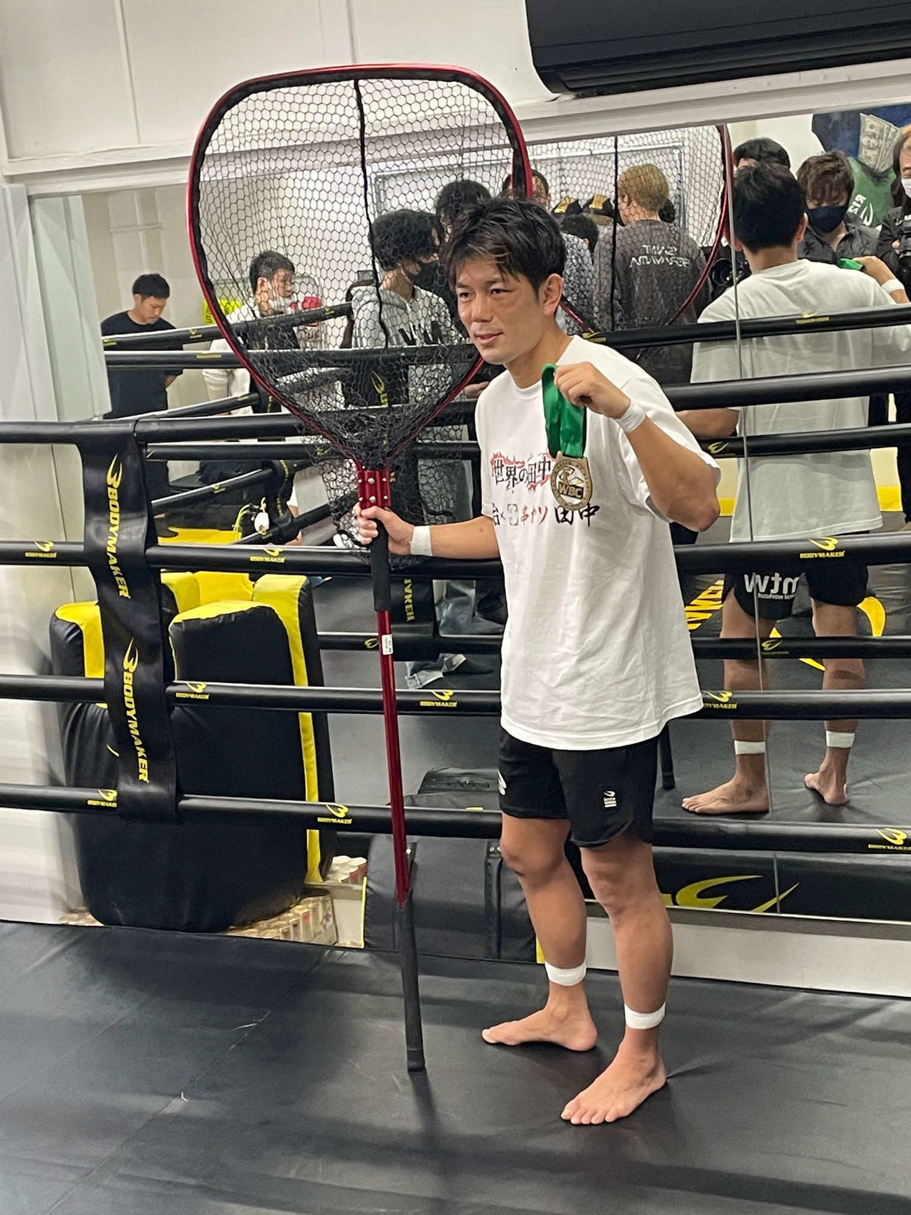4・1の「RIZIN.41」に向けて、対戦相手の芦沢竜誠と合同で公開練習を行い、捕獲するための網を持参し、WBC？のメダルを手にする皇治