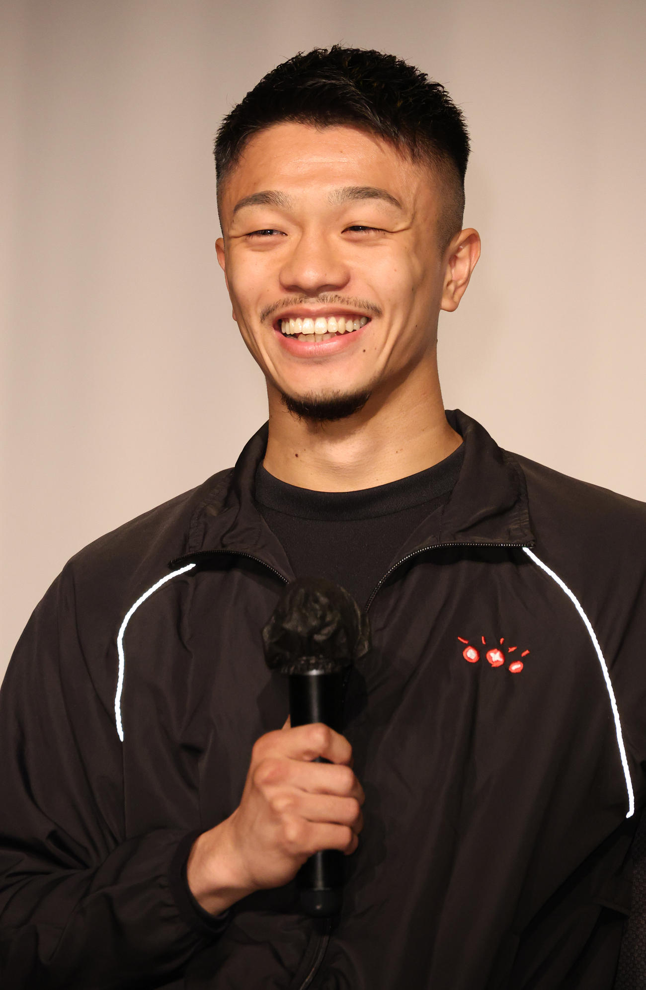笑顔で会見を行う中谷（撮影・中島郁夫）