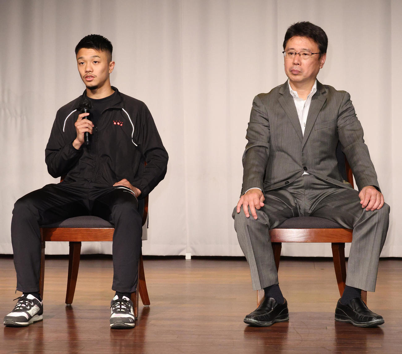 M・Tボクシングジム村野会長（右）と会見する中谷（撮影・中島郁夫）