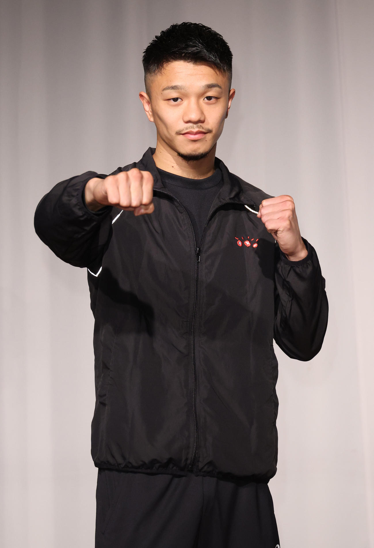 会見でファイティングポーズする中谷潤人（撮影・中島郁夫）