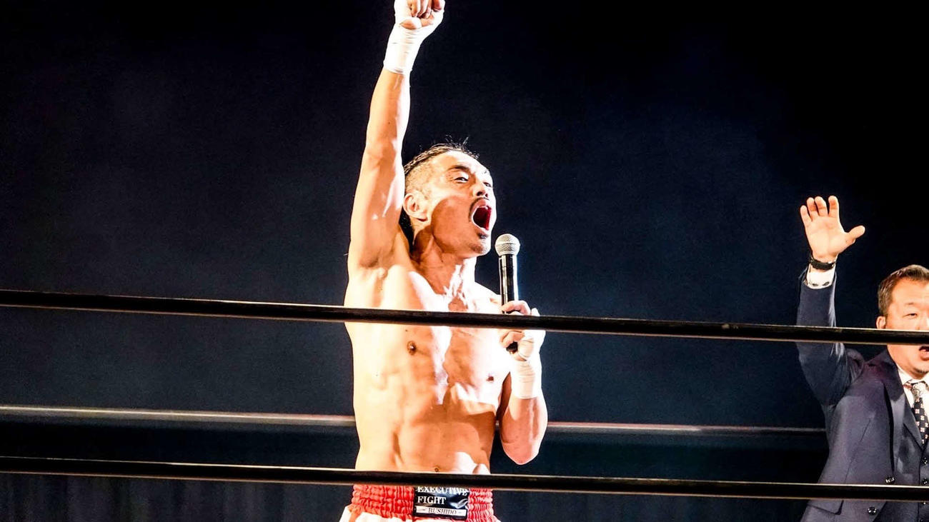 観客と「Vamos！」の合唱を行う安彦考真
