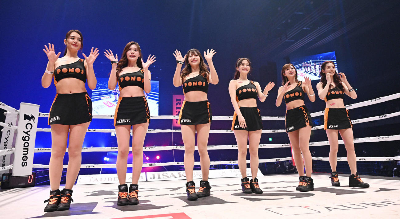 オープニングセレモニーでリングインしたラウンドガール（撮影・滝沢徹郎）