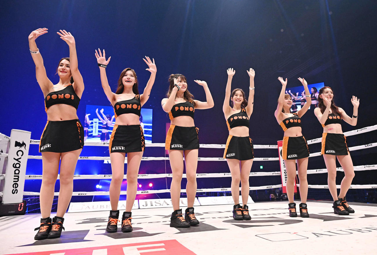 オープニングセレモニーでリングインしたラウンドガール（撮影・滝沢徹郎）