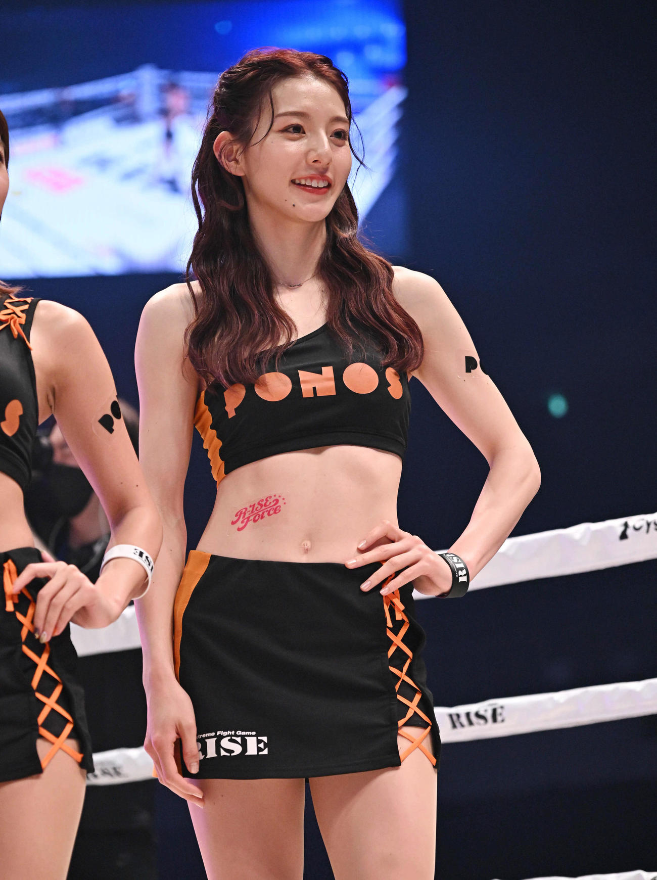 オープニングセレモニーでリングインしたラウンドガールの宮原華音（撮影・滝沢徹郎）