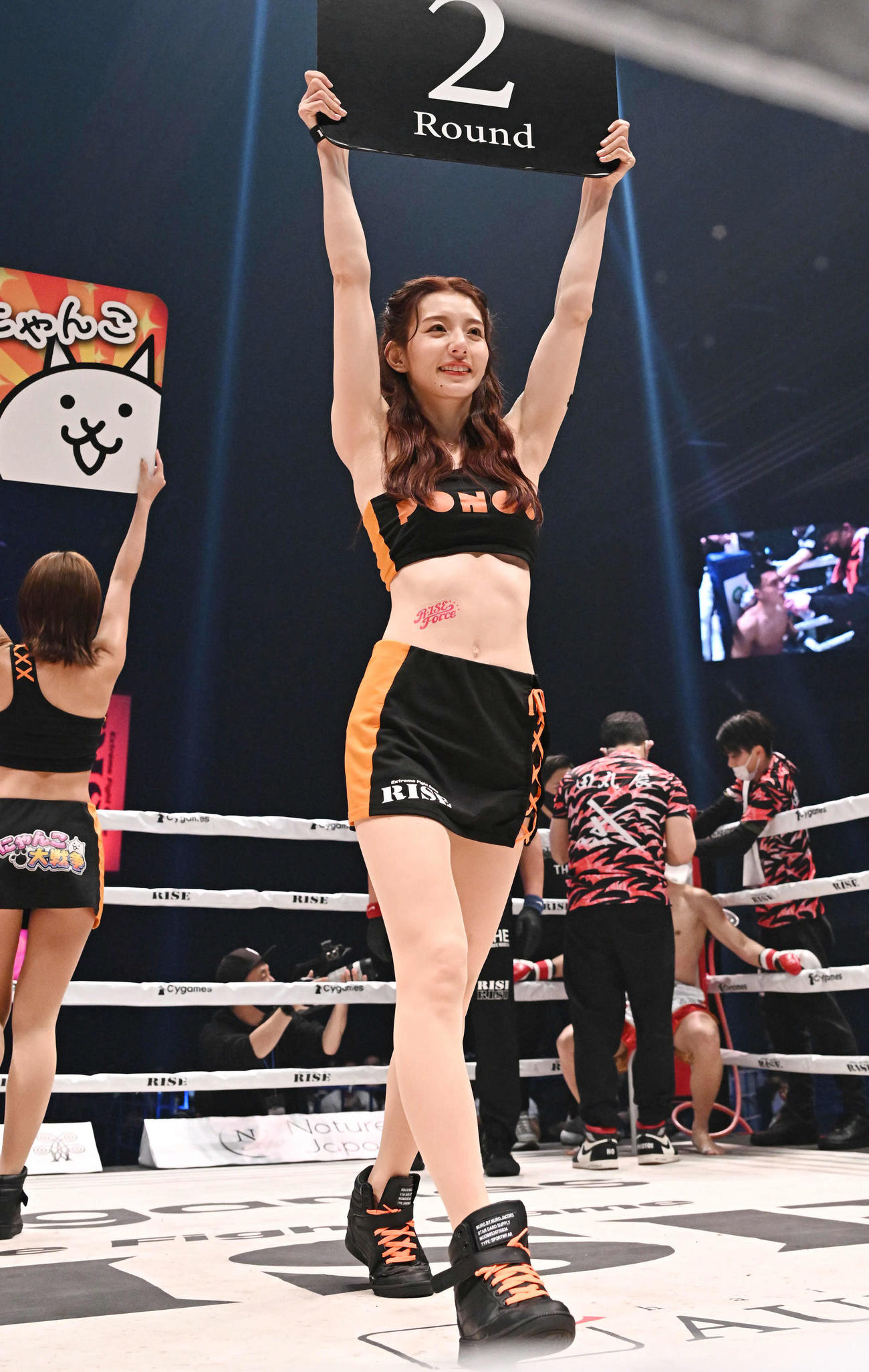 リングを彩るラウンドガールの宮原華音（撮影・滝沢徹郎）