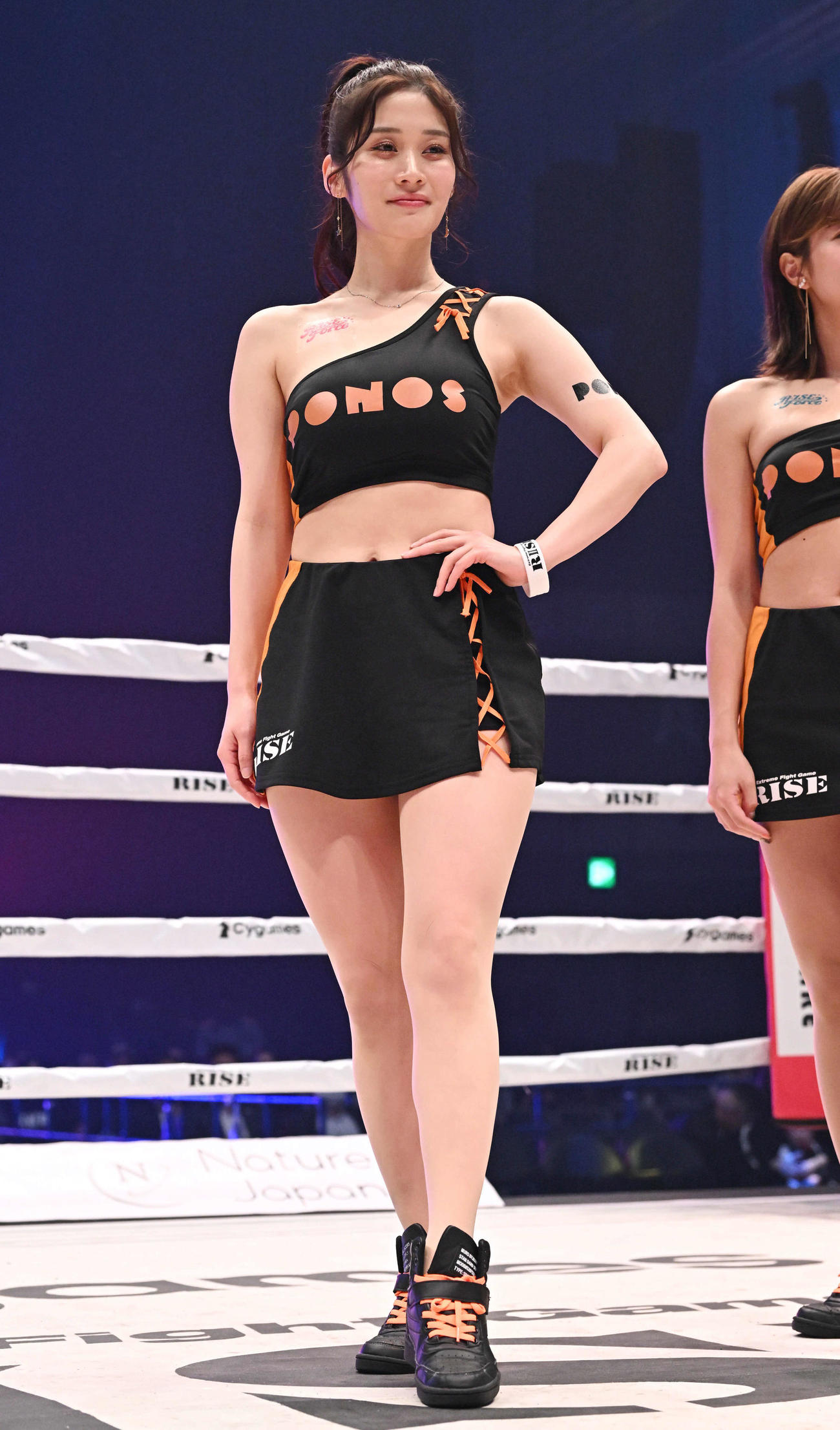 オープニングセレモニーでリングインしたラウンドガールの高橋凛（撮影・滝沢徹郎）