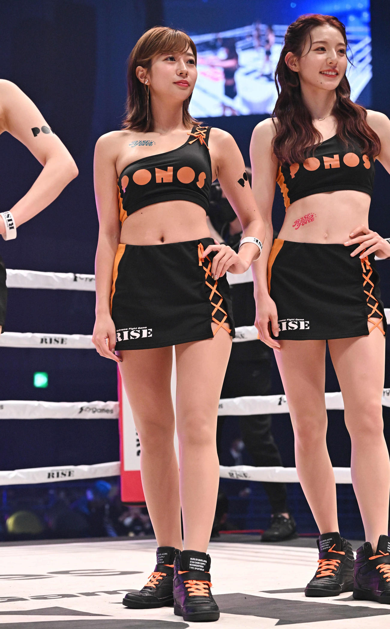オープニングセレモニーでリングインしたラウンドガールの大貫彩香（左）と宮原華音（撮影・滝沢徹郎）