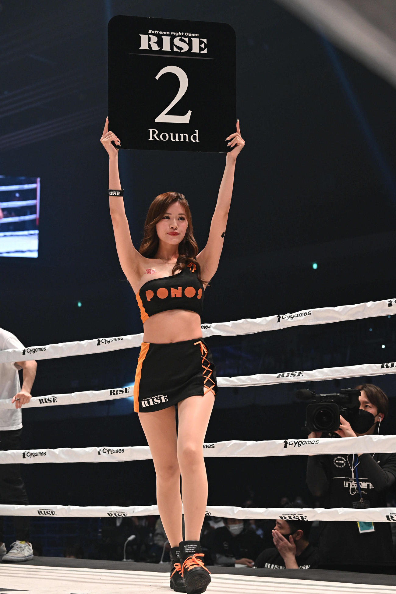 リングを彩るラウンドガールの広瀬あん夕（撮影・滝沢徹郎）