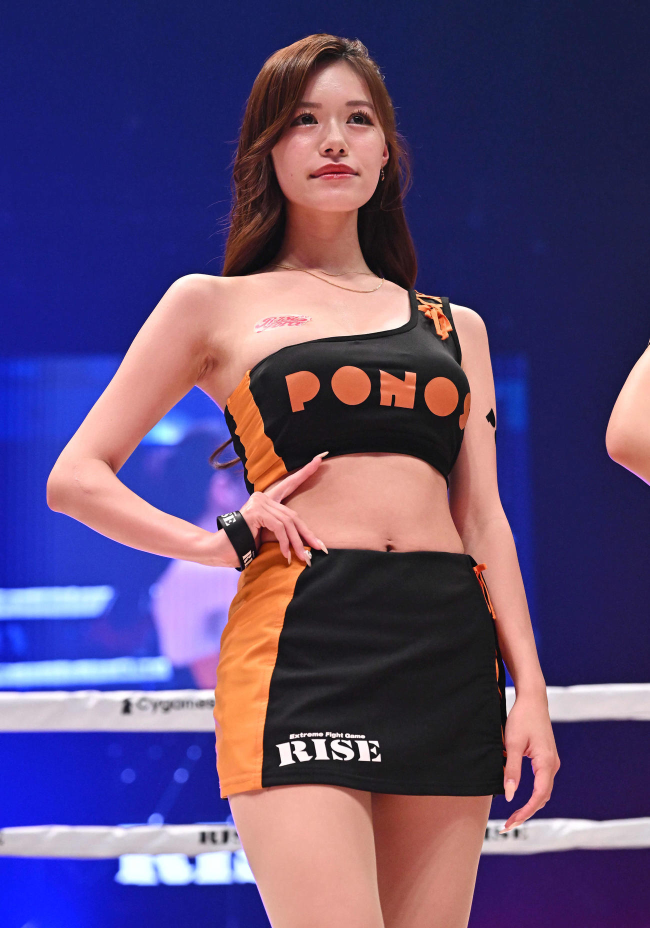 オープニングセレモニーでリングインしたラウンドガールの広瀬あん夕（撮影・滝沢徹郎）