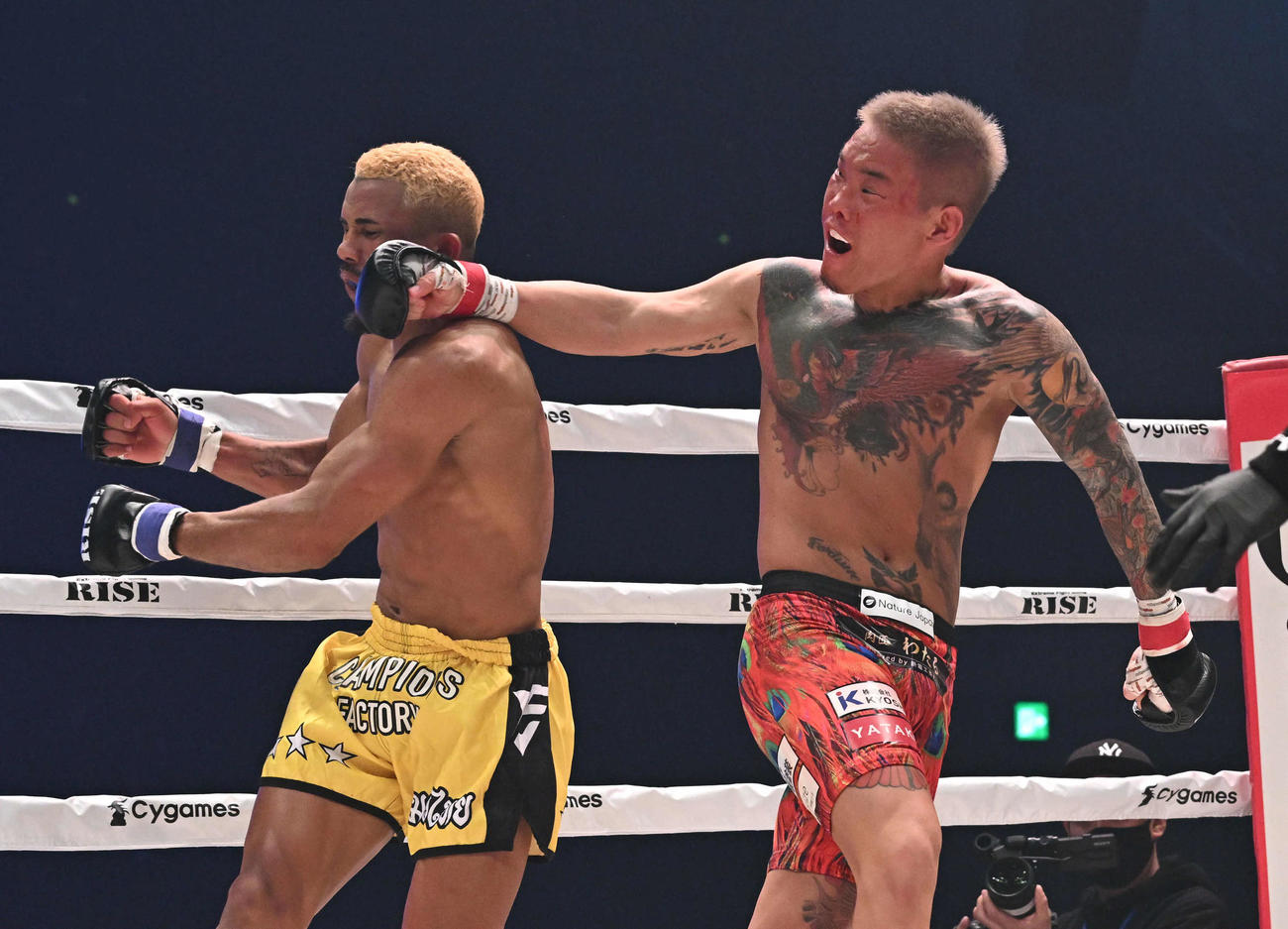 2回、山口裕人（右）はタリソン・フェレイラにパンチを打ち込みKO勝ちする（撮影・滝沢徹郎）