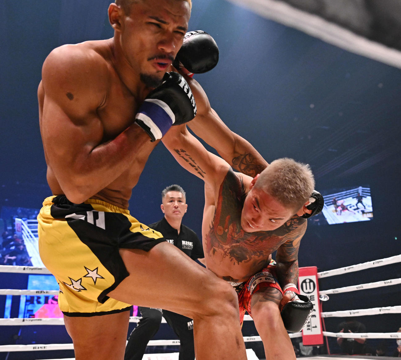 1回、山口裕人（右）はタリソン・フェレイラにパンチを打ち込みダウンを奪う（撮影・滝沢徹郎）