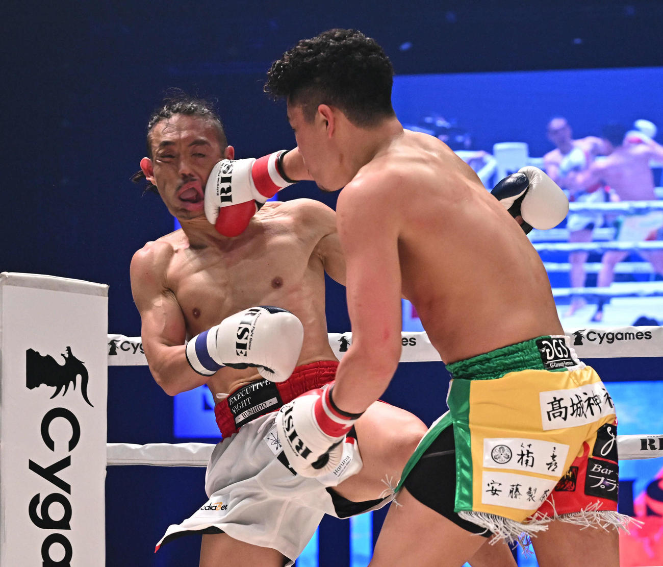 安彦考真（左）はKENTAのパンチを食らう（撮影・滝沢徹郎）