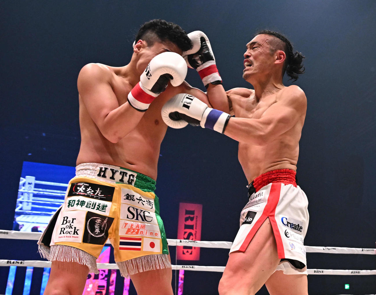 安彦考真（右）はKENTAにパンチを打ち込む（撮影・滝沢徹郎）