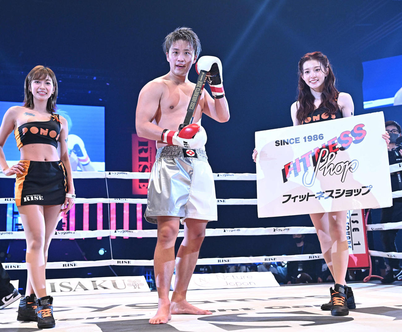 南原健太は愛鷹亮にKO勝ちしポーズを決める（撮影・滝沢徹郎）