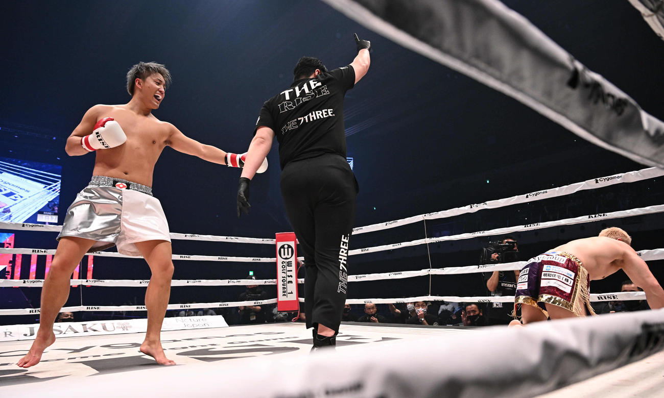 南原健太（左）は愛鷹亮からダウンを奪いポーズを決める（撮影・滝沢徹郎）