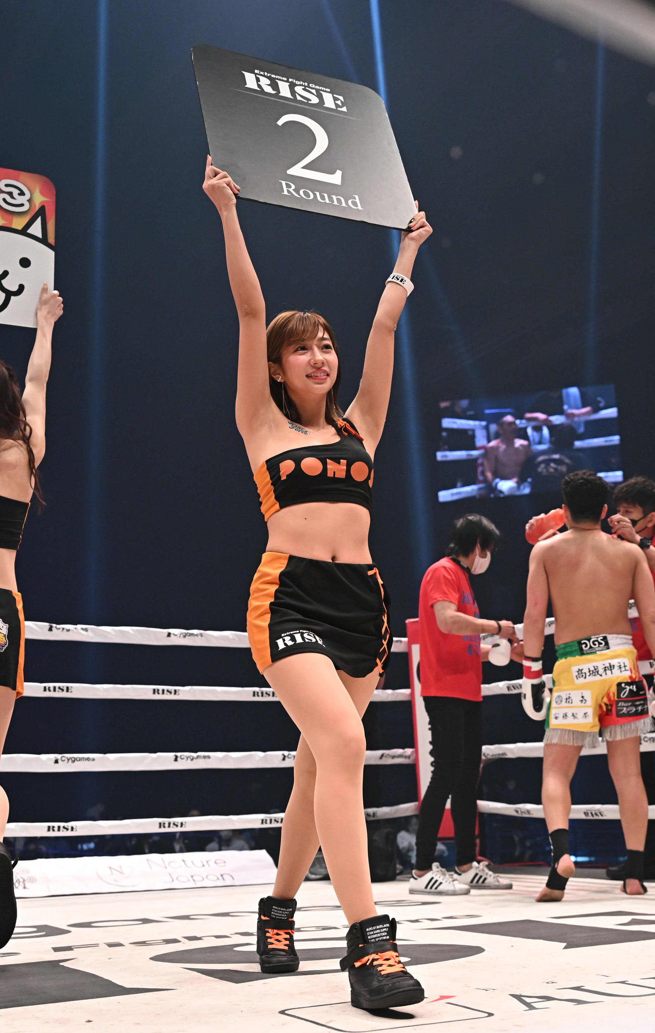 リングを彩るラウンドガール（撮影・滝沢徹郎）