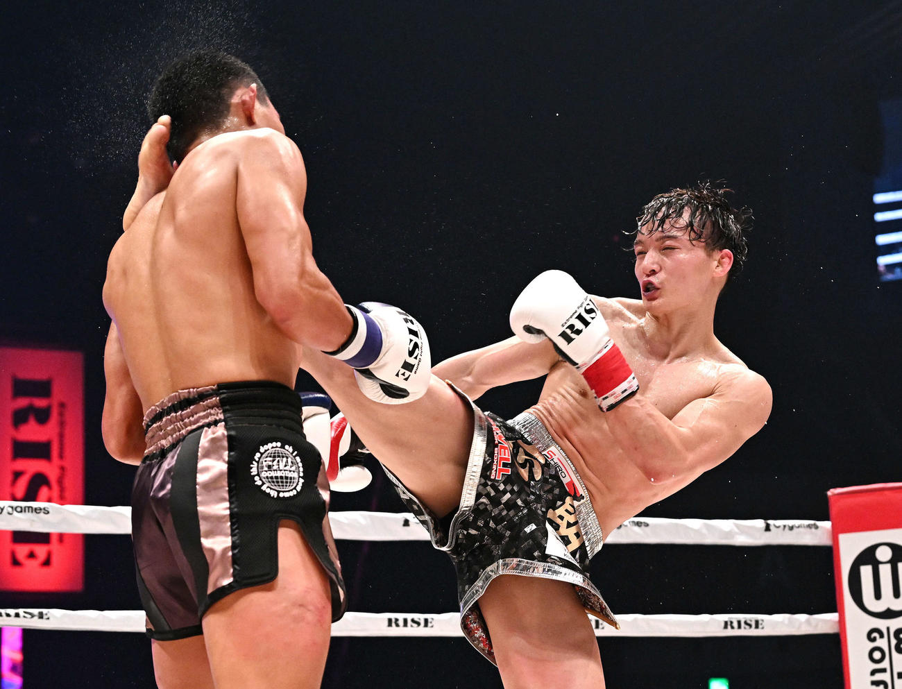 志朗（右）はディーゼルレック・ウォーワンチャイにハイキックでKO勝ちする（撮影・滝沢徹郎）