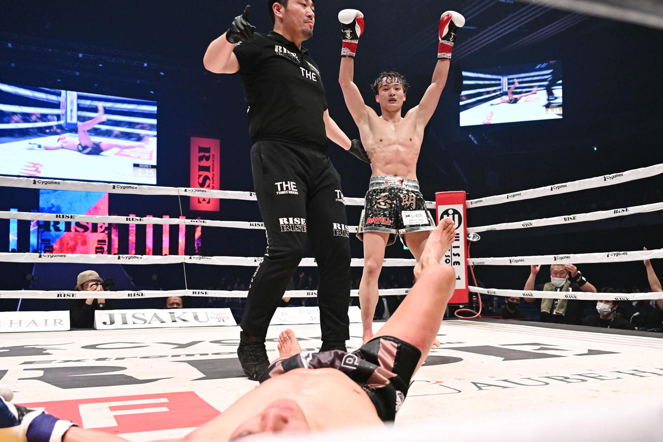 志朗（後方）はディーゼルレック・ウォーワンチャイにハイキックでKO勝ちする（撮影・滝沢徹郎）