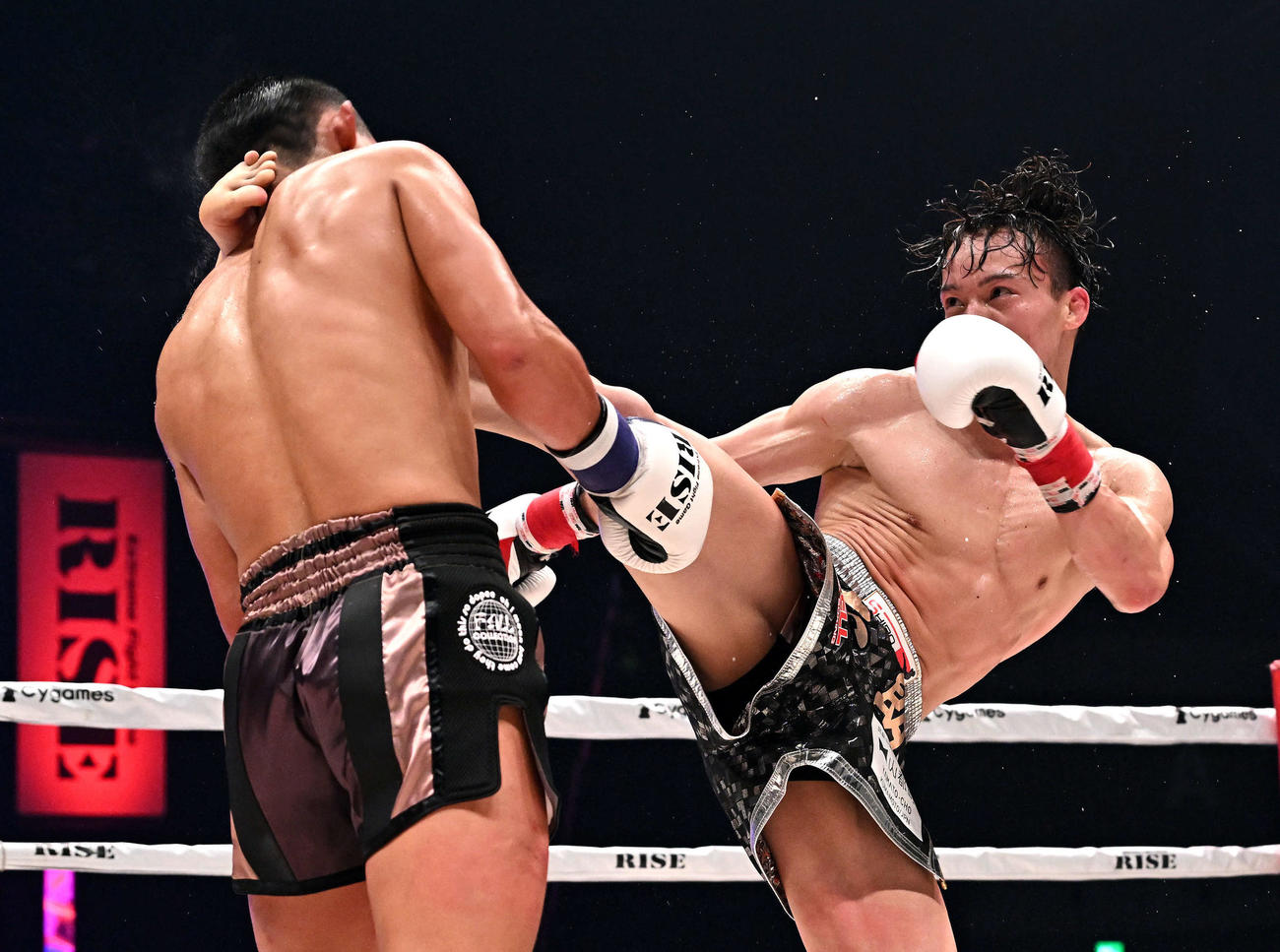 志朗（右）はディーゼルレック・ウォーワンチャイにハイキックでKO勝ちする（撮影・滝沢徹郎）