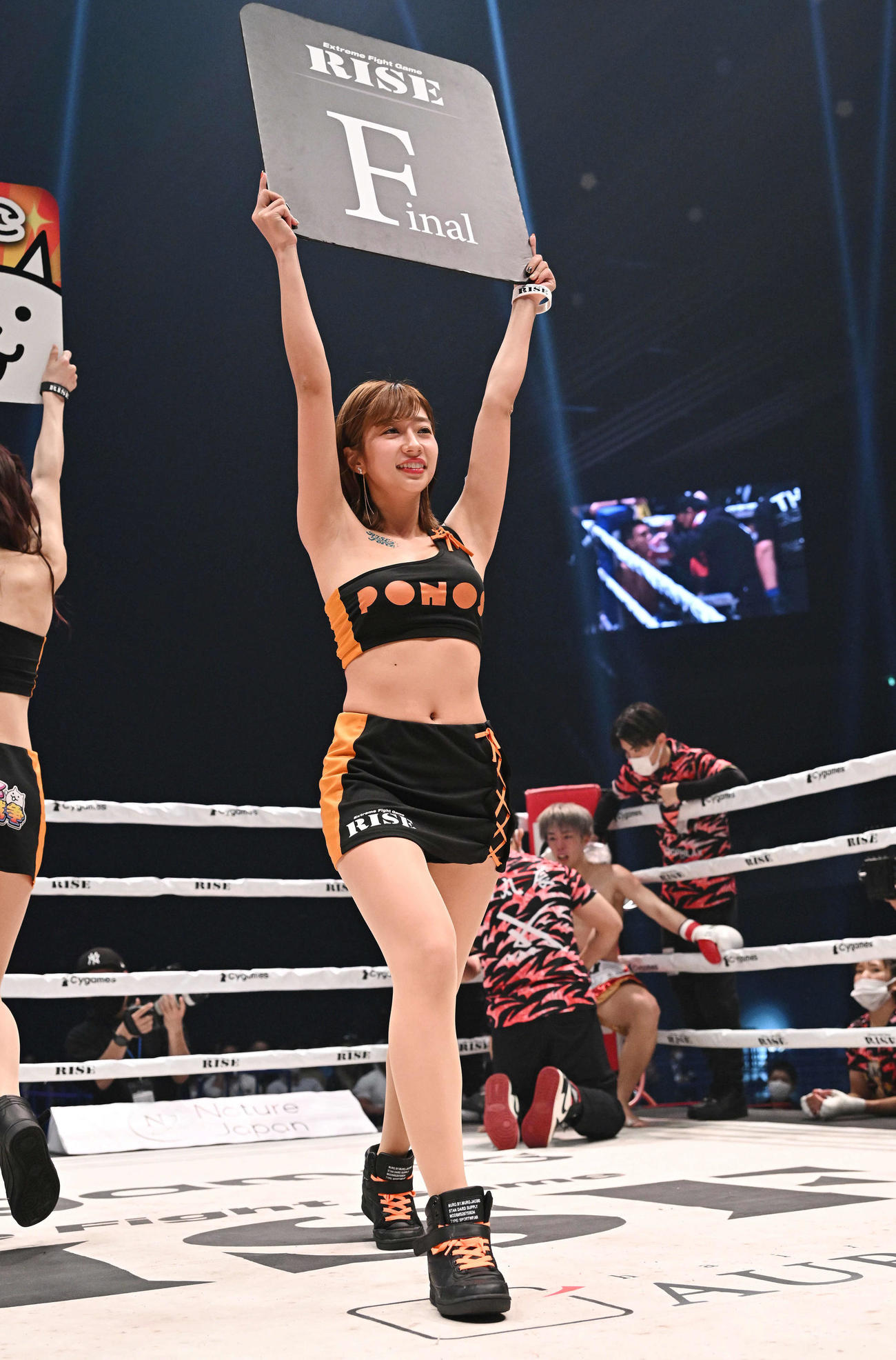 リングを彩るラウンドガールの大貫彩香（撮影・滝沢徹郎）