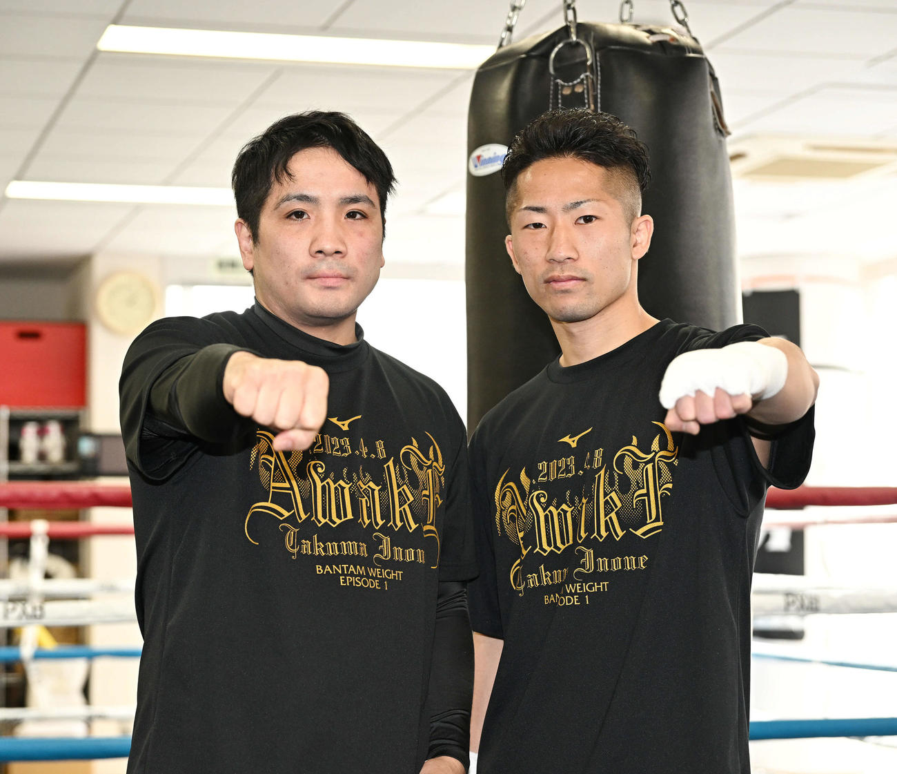 公開練習でポーズを決める井上拓（右）と須佐特別コーチ（撮影・滝沢徹郎）