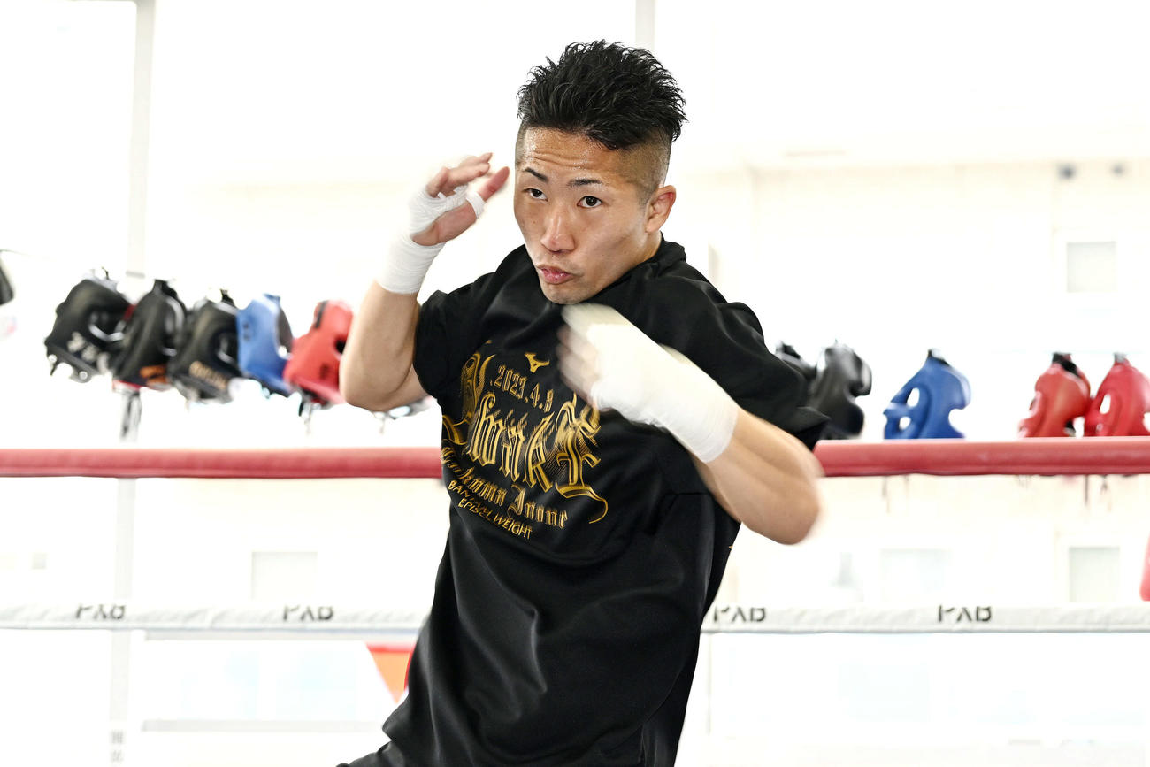 公開練習でシャドーボクシングする井上拓（撮影・滝沢徹郎）