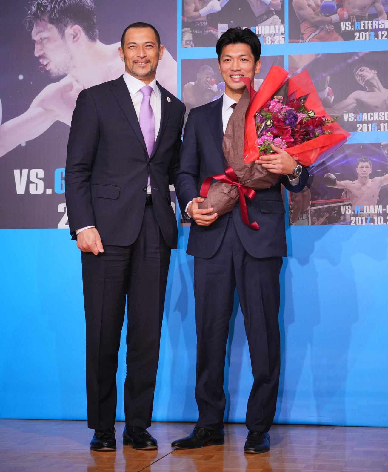 引退会見で室伏スポーツ庁長官（左）から花束を贈られ写真に納まる村田（撮影・垰建太）