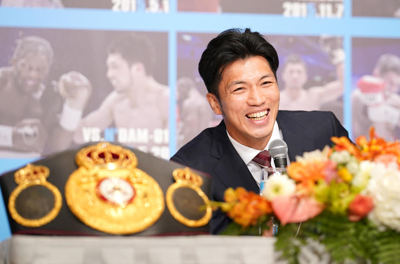 笑顔で引退会見に臨む村田（撮影・垰建太）