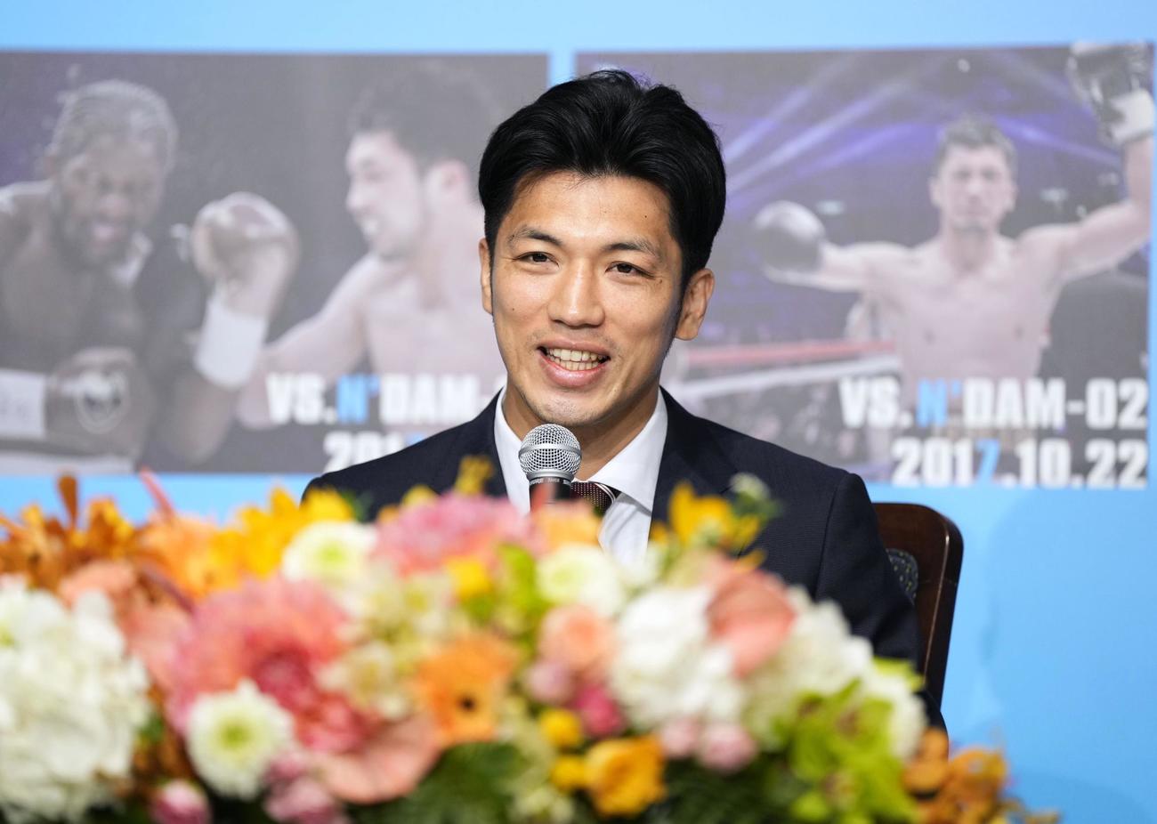 引退について記者会見する村田諒太（共同）