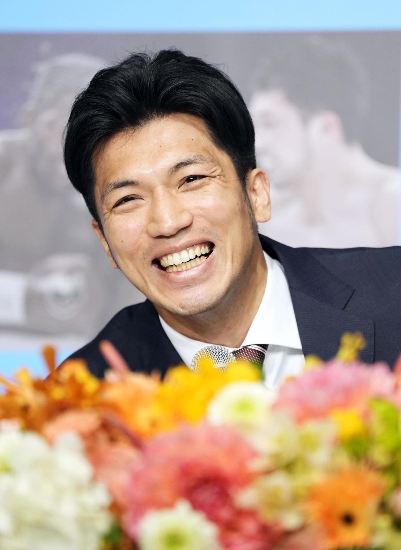 引退記者会見で、笑顔を見せる村田諒太（共同）