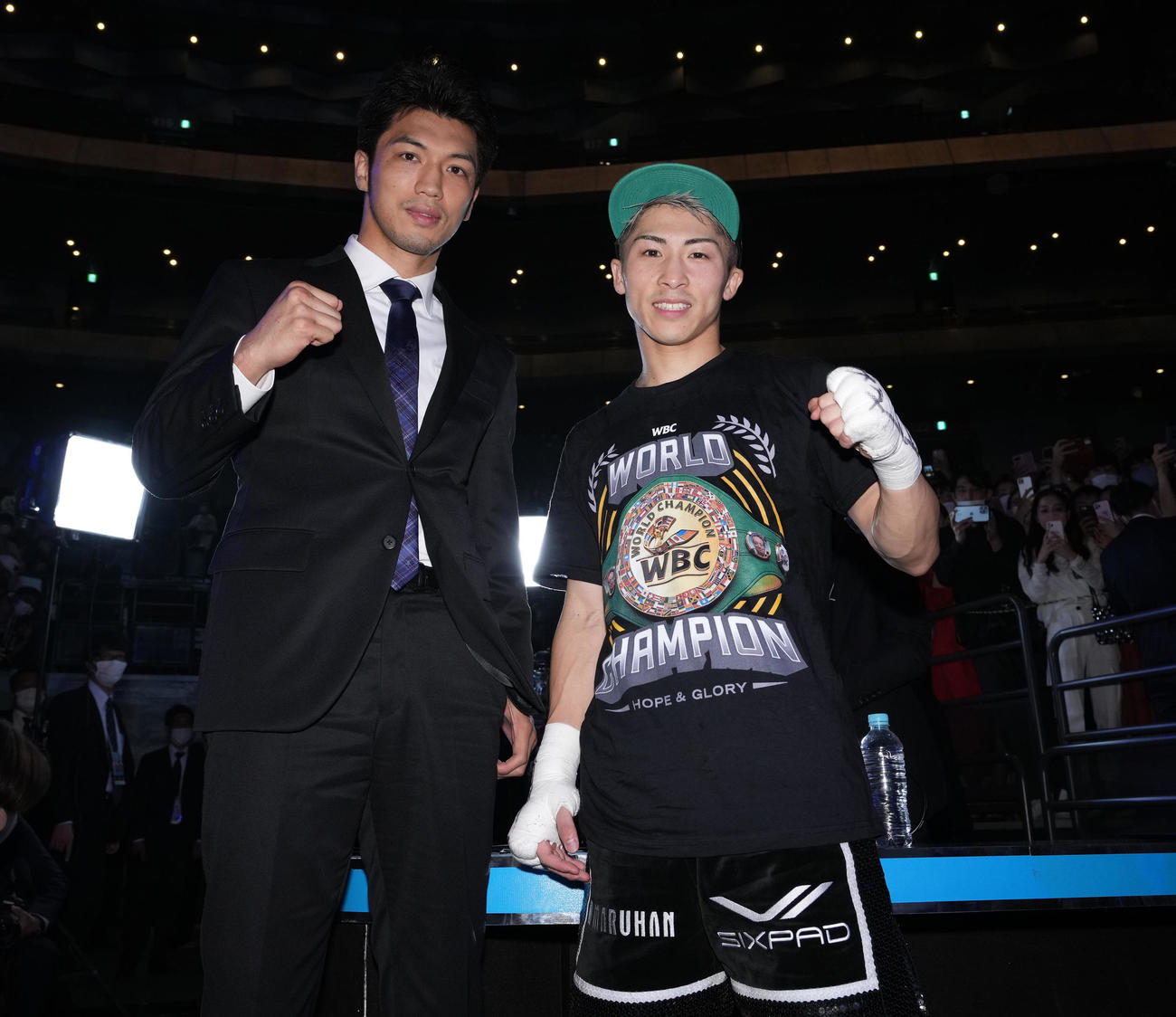 2022年6月7日、ドネアに勝利した井上尚弥とポーズを決める村田諒太