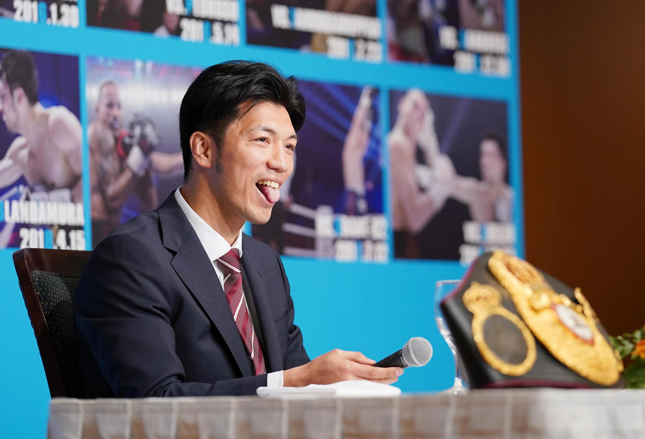 引退会見でおどけた表情を見せる村田（撮影・垰建太）