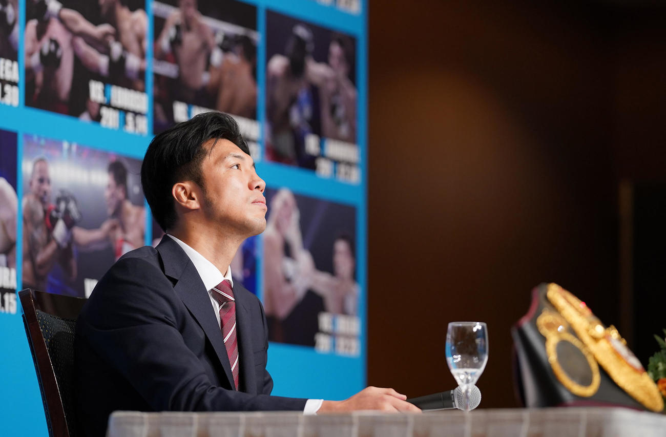 引退会見で記者の質問に考え込む村田（撮影・垰建太）