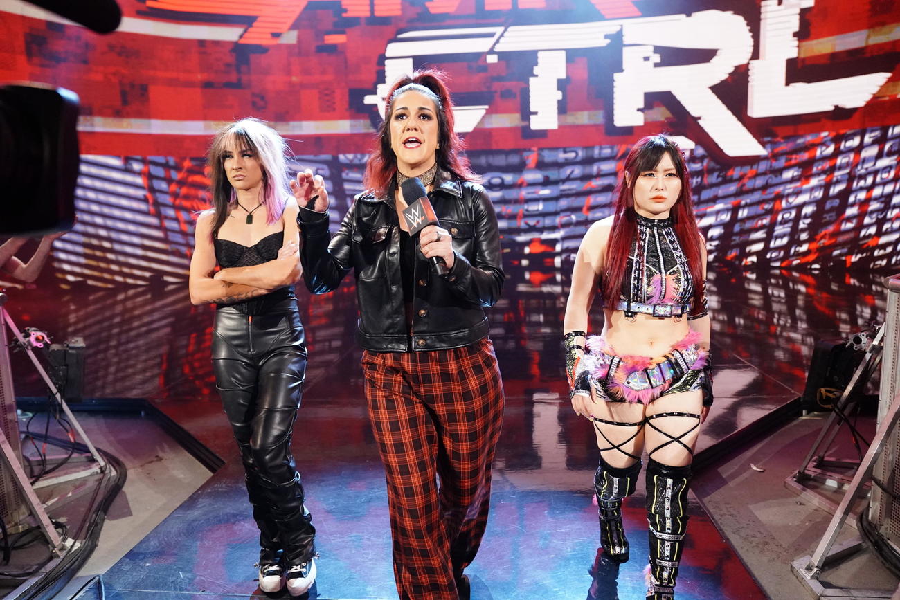 仲間のダコタ・カイ（左端）、ベイリー（中央）と登場したイヨ・スカイ（C）2023 WWE, Inc. All Rights Reserved.