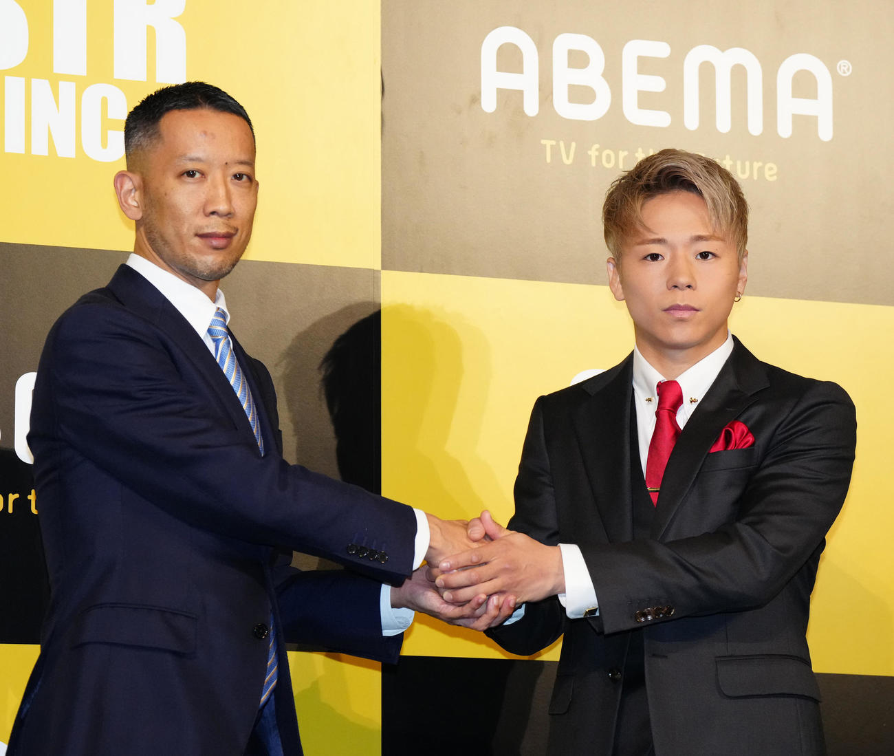 新契約記者会見でABEMAの北野氏（左）と握手を交わす武尊（撮影・江口和貴）